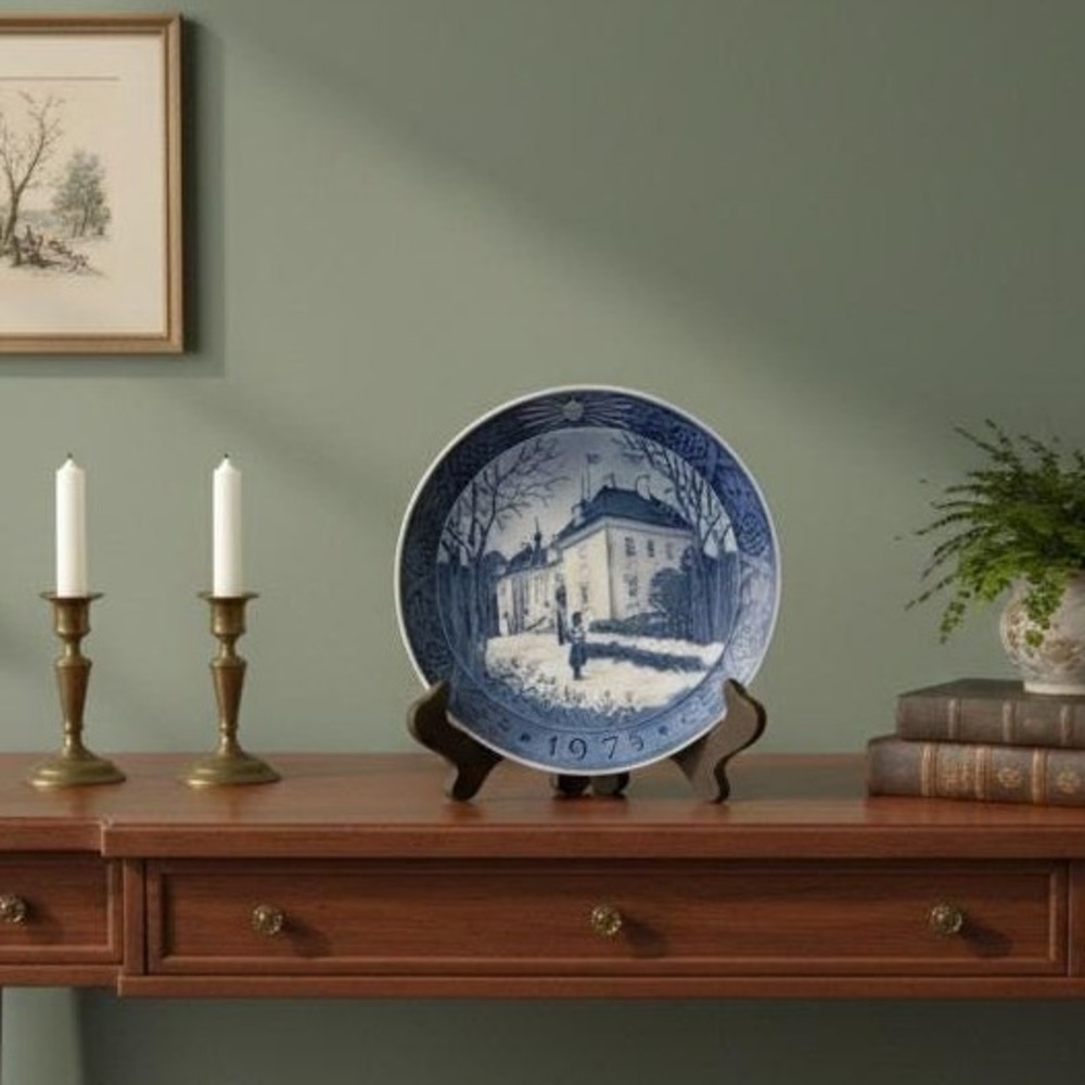 Royal Copenhagen 1975 Christmas Plate Marselisborg Slot Blue White Denmark